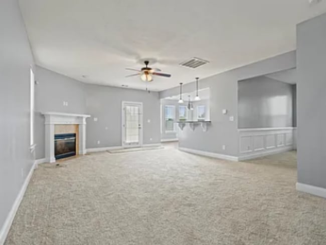 Photo - 632 Dunrobin Ln