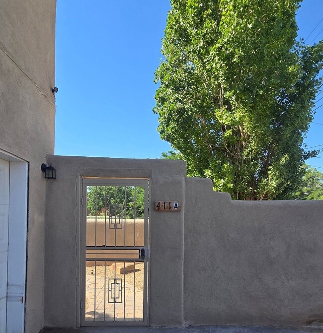 Building Photo - Remodeled 2 Bedroom 1 Bath 1 Car Garage with private courtyard in Nob Hill
