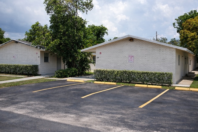 Photo - 119 NE 5th St
