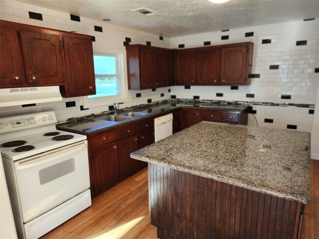 Photo - 505 Connie St