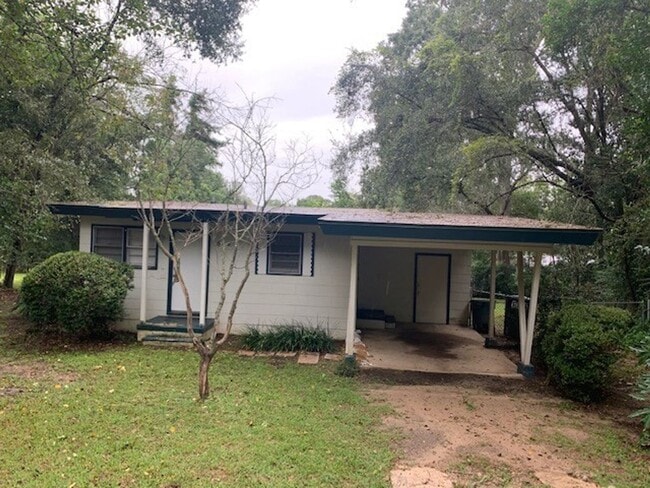 Building Photo - 3 Bedroom House on Kyle St, Available NOW!