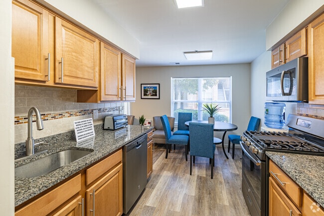 2 habitaciones, 2 baños - 1010 pies cuadrados - The Pine II - Cocina - Forest View