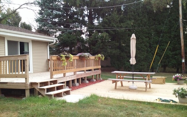 Back upper and lower deck - 409 Hill N Dale Cir