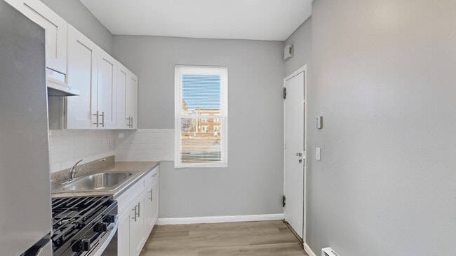 Building Photo - 972 McLean Ave Unit 2R