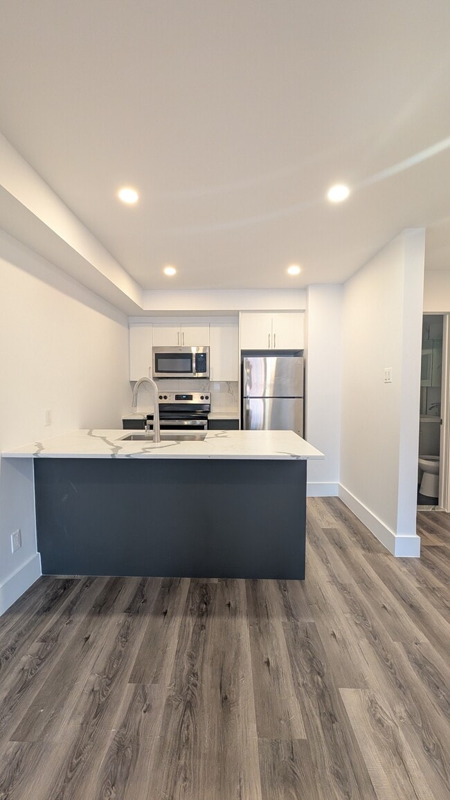 Photo - 2015 Av Elmhurst