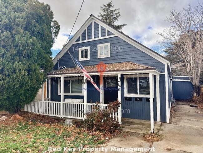 Building Photo - 3rd St Triplex Unit A