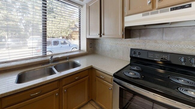 Photo - Spacious Willow Springs Townhome Near Trails, Shopping & Dining