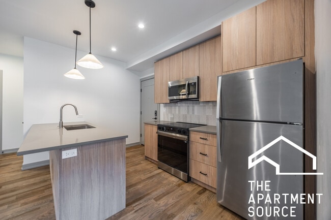 Building Photo - 1323 W Estes Ave Unit 1323 W. Estes #1