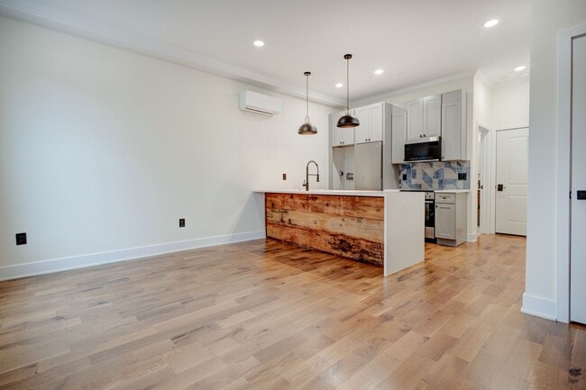 Photo - Spacious & Stylish Studio Apartment on W D... Unit B