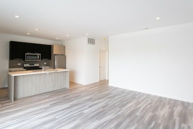 Photo - 2535 W Fullerton Ave Unidad 305