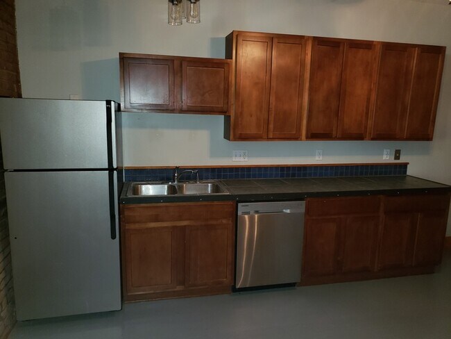 Photo - Spacious 2-level apartment with 1 bedroom and 2 full baths located in Kansas City, MO.