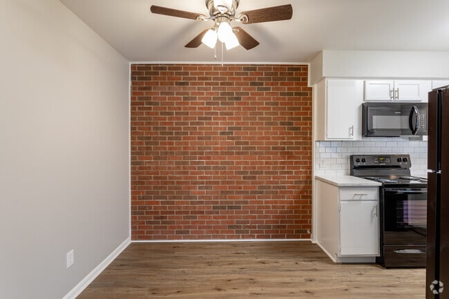 2BR, 1BA - 850 SF