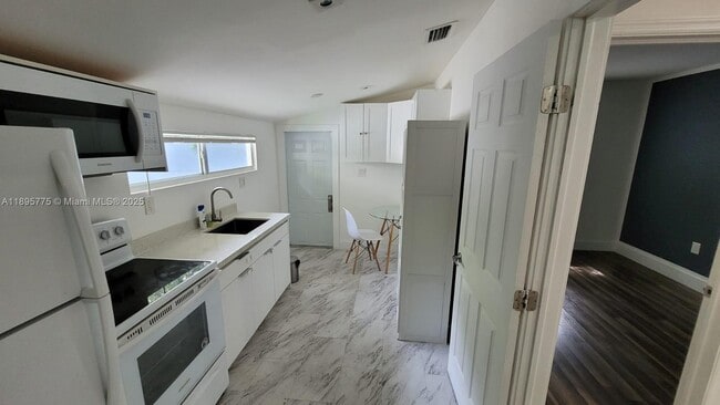 Photo - 228 NW 35th St