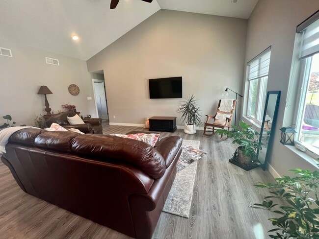 Photo - Fully Furnished 3-Bed House in Cedar Falls