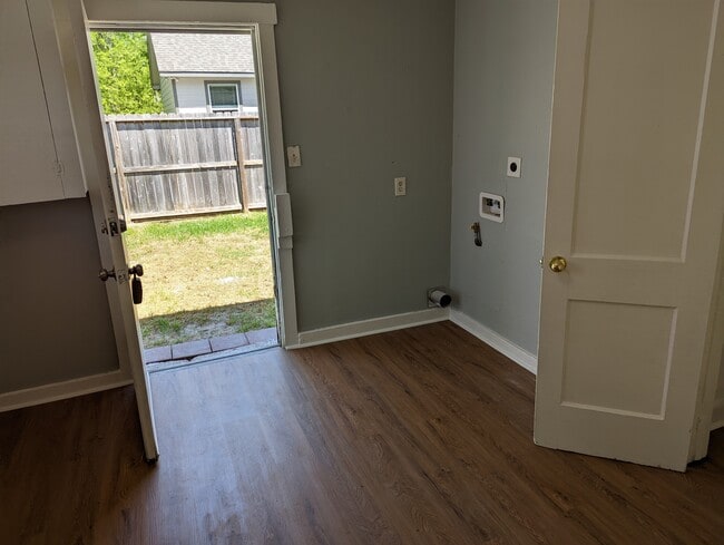 Photo - 4102 Oxford Street