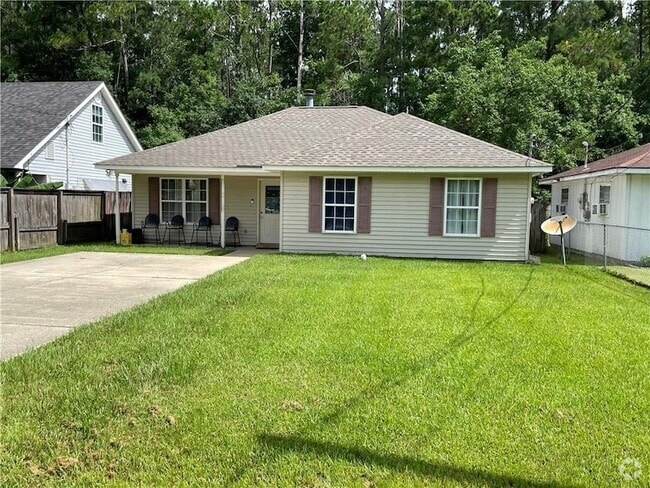 Building Photo - 35335 Fleetwood Dr Rental