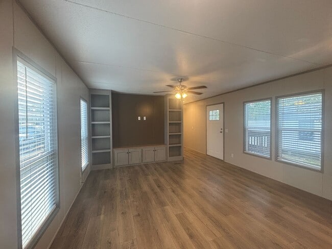 Photo - 210 Betty St