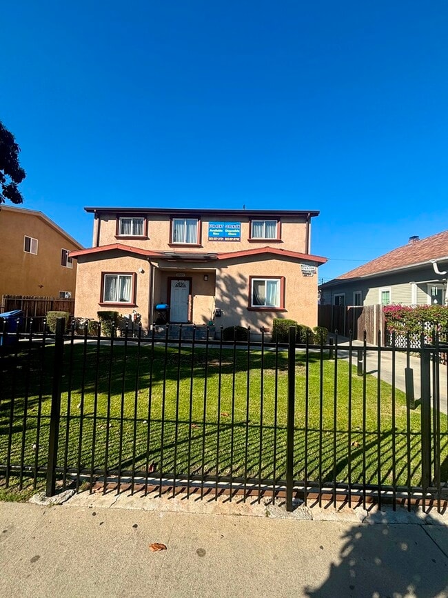 Building Photo - 1011 E 56th St