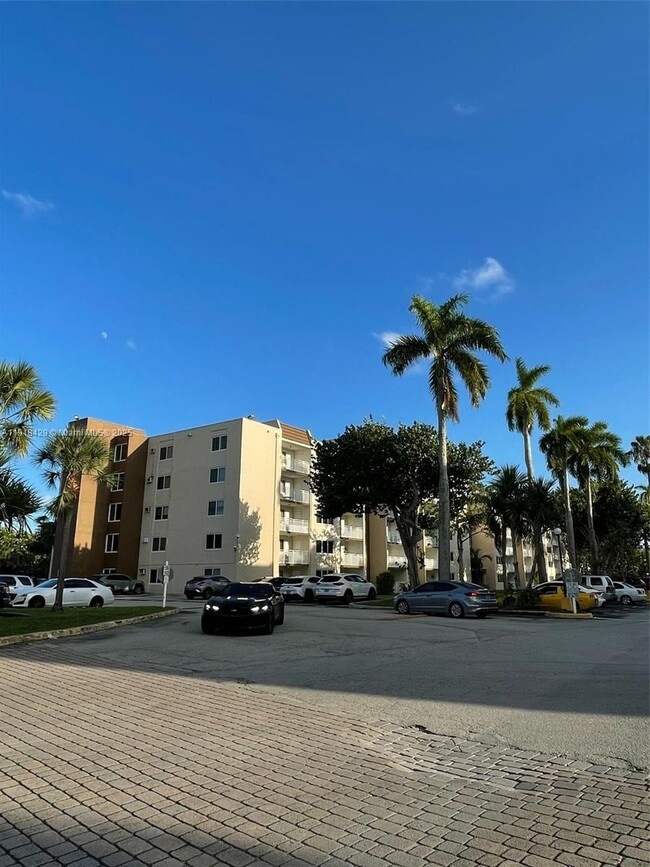 Building Photo - 6950 Miami Gardens Dr Unit 2-312A