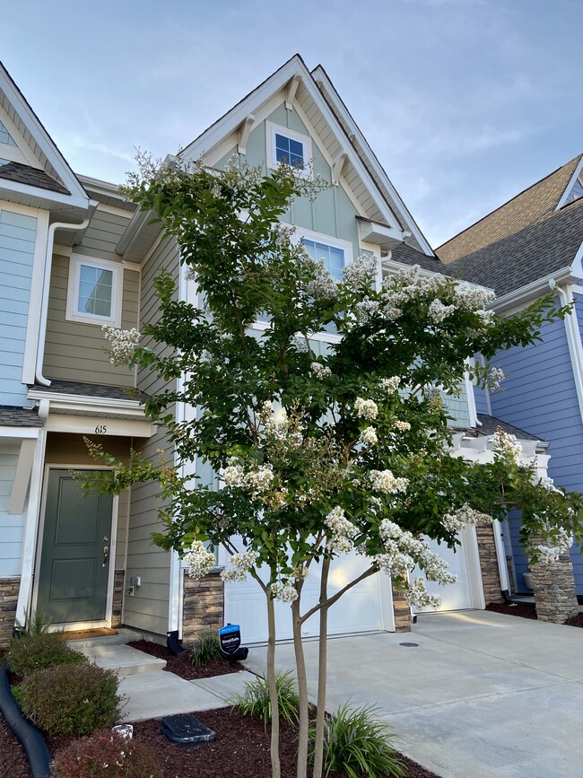 Photo - 615 Metro Sta