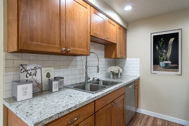 Photo - Del Mar Village Apartments