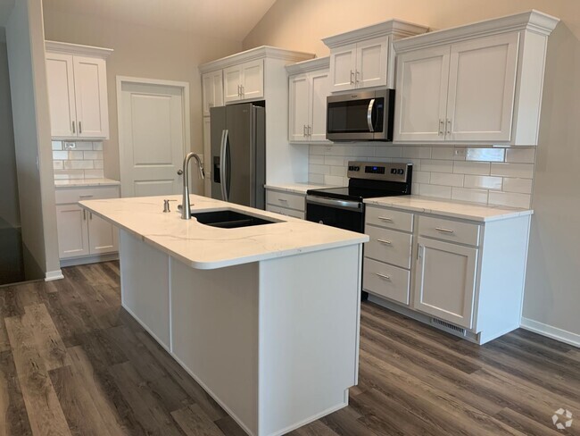 Building Photo - Beautiful 3bed/3bath ranch townhome