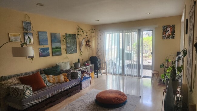 Photo - 932 E Old Willow Rd Unidad 102