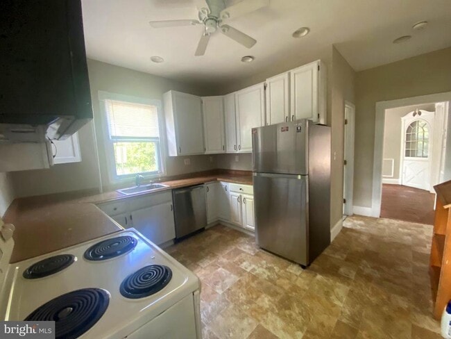 Photo - 421 E Lake Ave