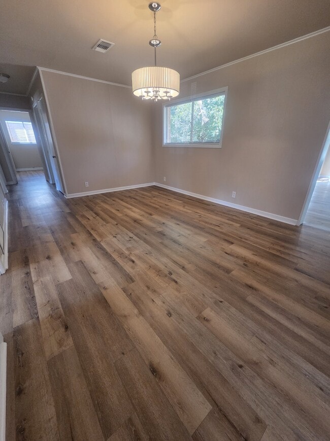 3501 Robinhood Ln