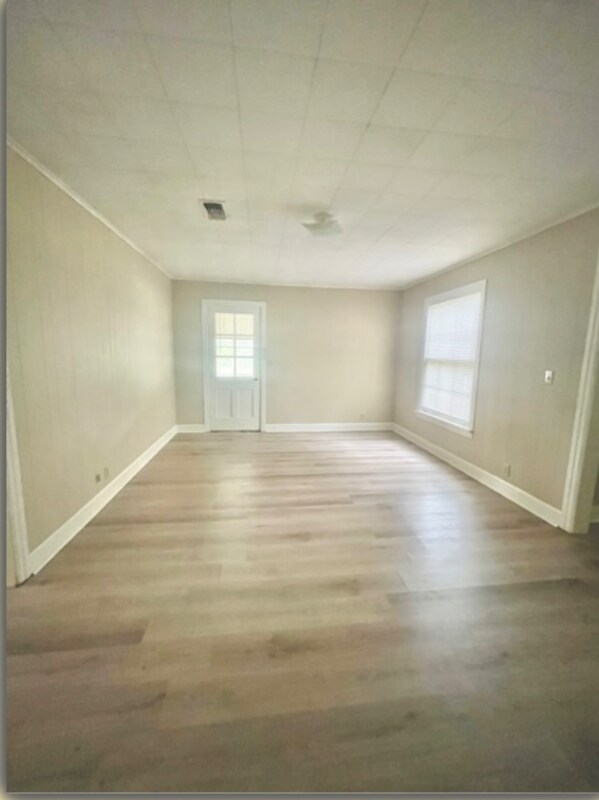 Photo - 404 Vivion St