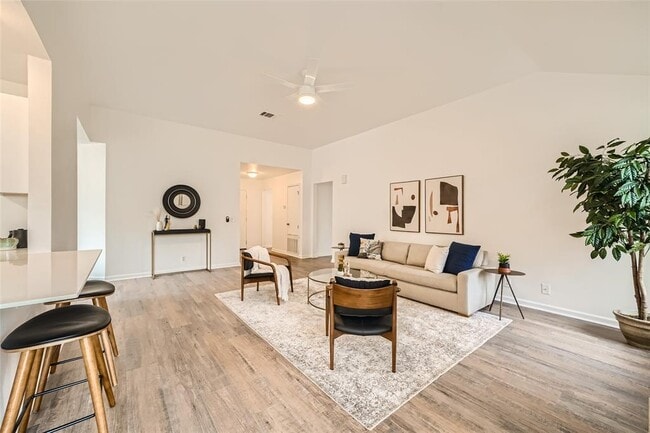 Photo - 905 Jasmine Trail