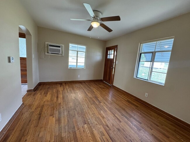 Photo - 4501 Packard St Unidad 4501 1/2 Packard Street