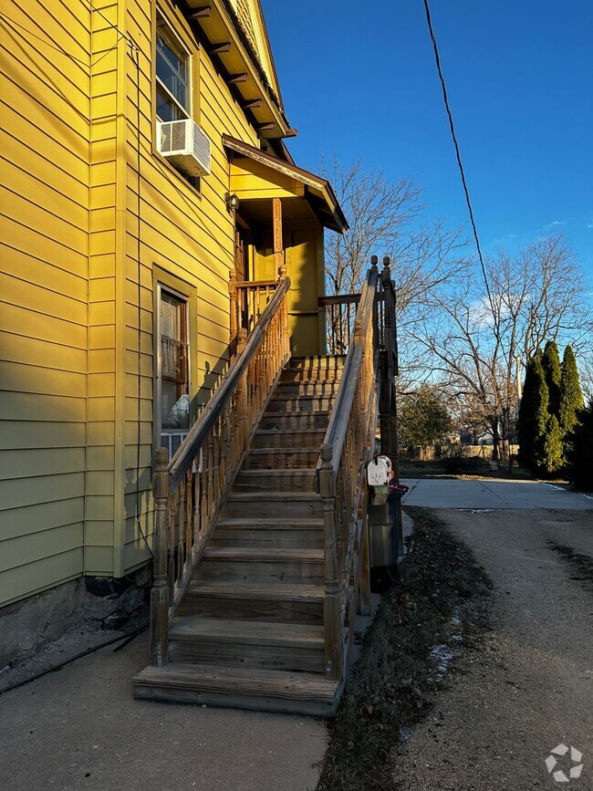 Building Photo - 402 S 1st St Unit Upper #2 Rental