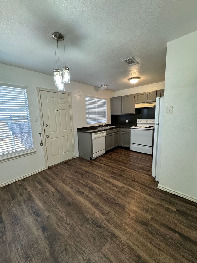 Move in Special! 2 Bedroom 1.5 Bathroom To... - Move in Special! 2 Bedroom 1.5 Bathroom To... Apartamento Unidad 1601 A N. NOLAN RIVER RD