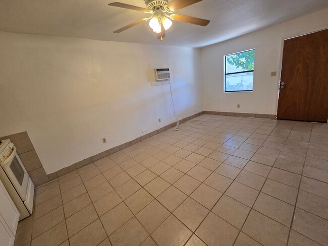 Photo - Small 2 bedroom 1 bath Apartment