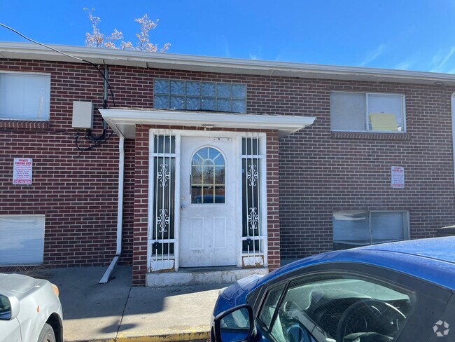 Building Photo - Great location off Joliet and 17th, walk t... Unit 2 Rental