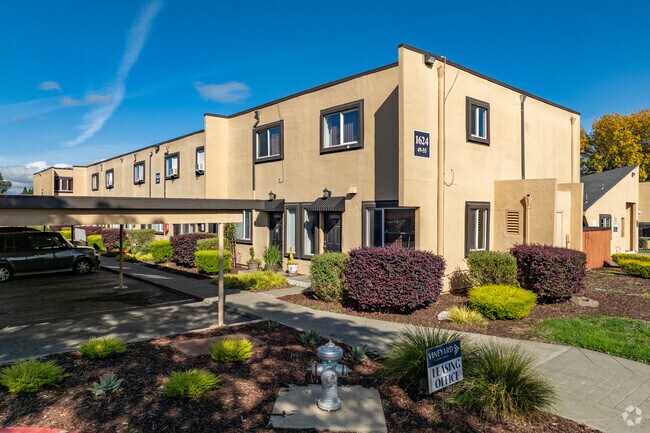 Alternar - Vineyard Townhomes