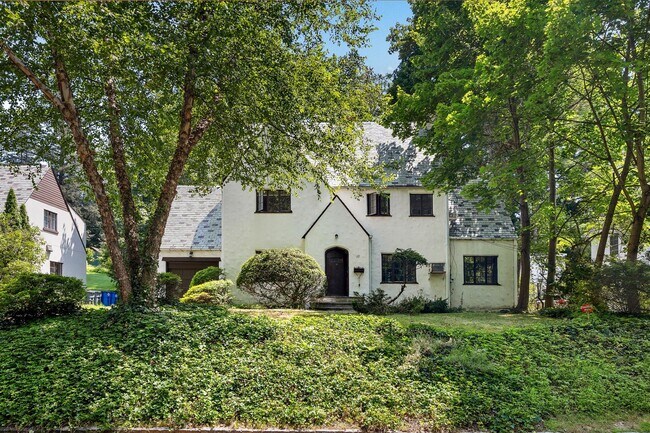 Building Photo - 10 River Rd Rental