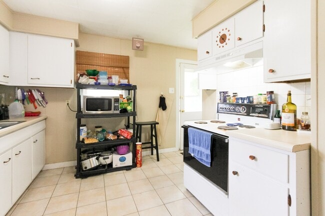 Photo - PRELEASING for AUGUST! Close to Campus