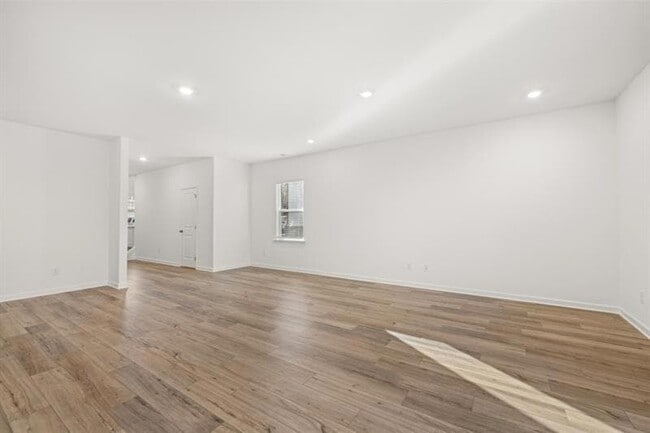 Photo - 954 Evergreen Rd