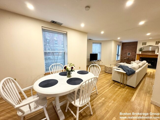 Photo - 96 Gainsborough St