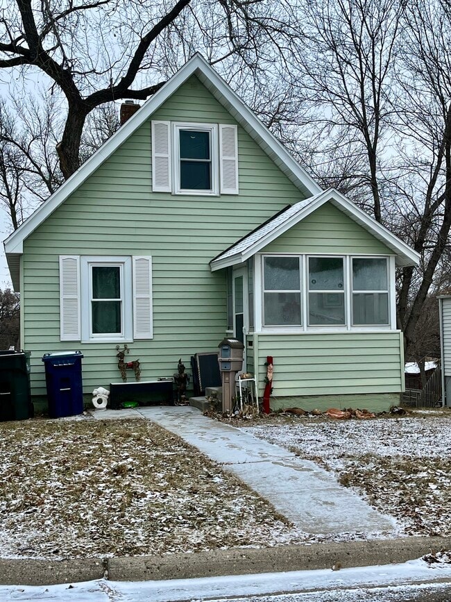 Building Photo - 630 W 7th Ave