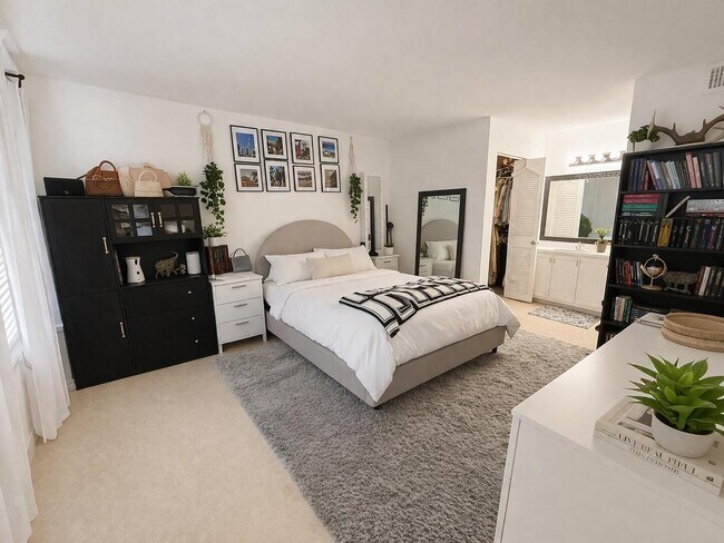 Photo - 728 Executive Center Dr Unidad 22