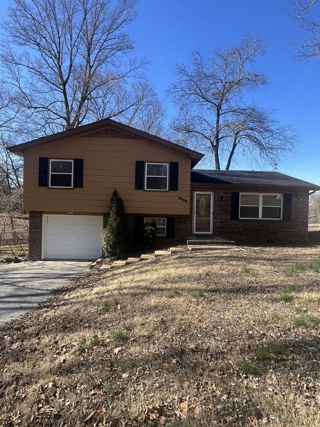 Building Photo - Charming 3 Bed, 1.5 Bath Rental Home on St...