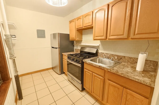 Building Photo - 2819 21st Ave Unit 1