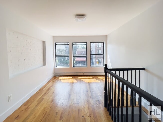 Building Photo - Evergreen Avenue / Spacious Bushwick 2 Bed... Rental