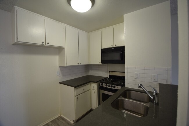 Photo - 13800 Sherman Way Unidad 101