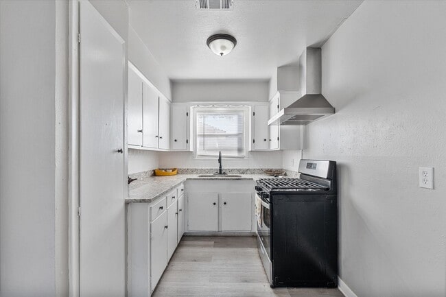 Photo - 833 Dutch St