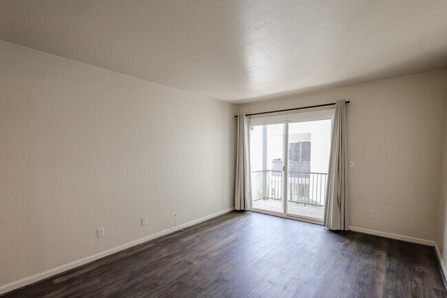 Photo - 740 W Elm St Unit 214