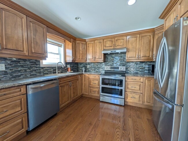 Building Photo - 130 River Dr